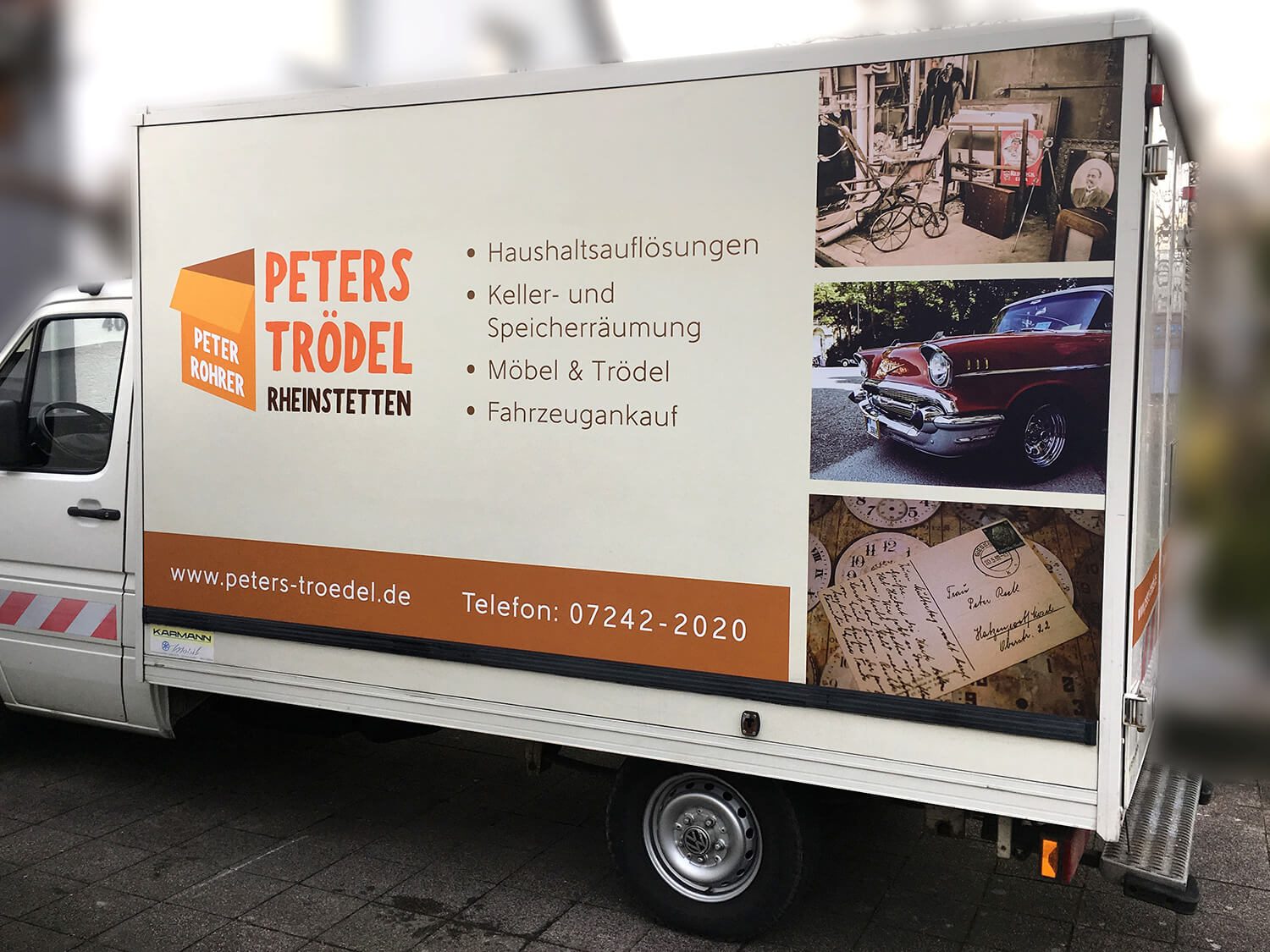 Transporter von Peters Trödel mit Logo und Leistungsübersicht